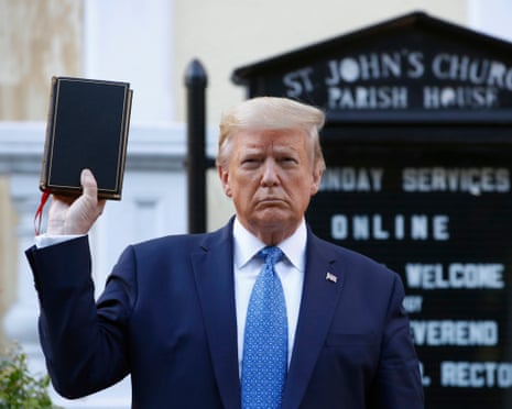 Trump usa leituras bíblicas para reforçar aura religiosa, evangélicos apoiam
