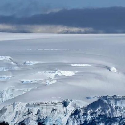 Cientistas perfuram gelo antártico a menos de 3 km e revelam mundo oculto