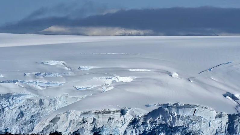 Perfuração recorde revela segredos escondidos sob quilômetros de gelo na Antártida (Imagem: Getty Images via Canva)