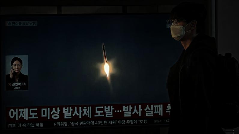 Televisão sul-coreana mostra míssil lançado em teste pela Coreia do Norte em foto tirada em 8 de abril de 2026.