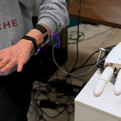 Pulseira com IA controla mão robótica por gestos naturais em tempo real