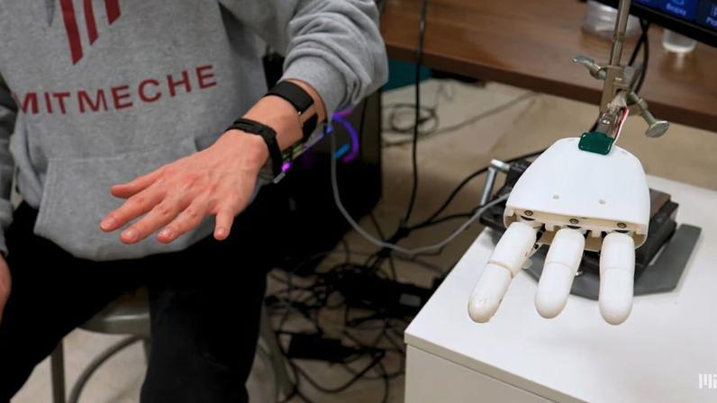 Pulseira com IA traduz movimentos da mão em comandos precisos para robôs (Imagem: Massachusetts Institute of Technology - MIT)