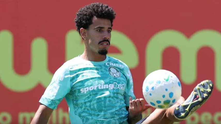 O jogador Lucas Evangelista durante treinamento na Academia de Futebol