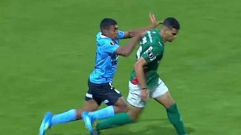 VAR chamou árbitro para revisão e marcação de pênalti para o Palmeiras