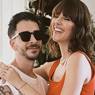 Monica mostra caçula ao lado de Junior durante pintura