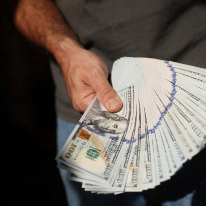 Dólar encerra em R$ 4,97, menor desde março de 2024