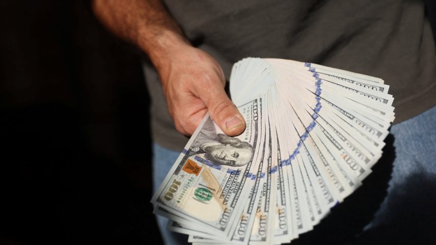Dólar à vista fechou a segunda-feira em leve baixa de 0,19%