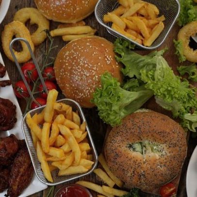 Alimentos ultraprocessados reduzem a sobrevida após câncer, aponta estudo