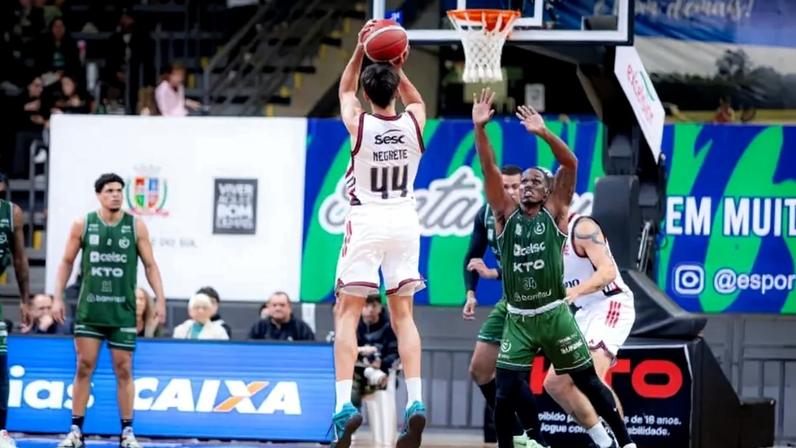 O argentino Negrete arremessa na vitória do Flamengo sobre o União Corinthians, no NBB (Foto: Divulgação/NBB)