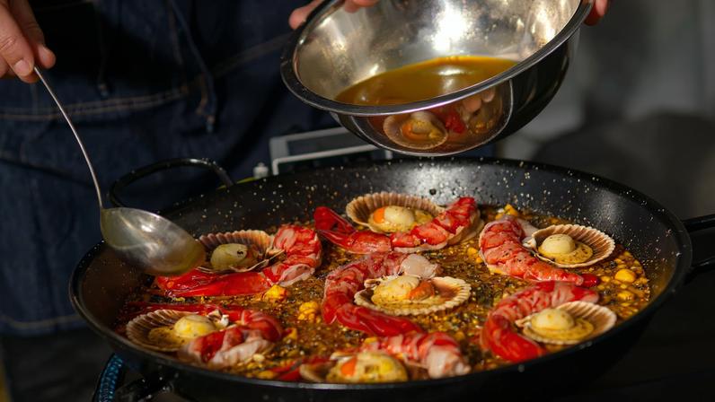 O chef Nivaldo de Souza cria uma paella autoral com ouriço-do-mar de Florianópolis, morilles, guanciale ibérico, sofrito e o poderoso camarão carabineiro