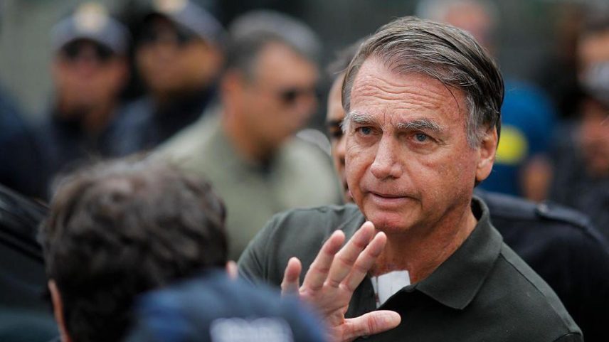 Bolsonaro foi condenado a 27 anos e três meses de prisão por tentativa de golpe de Estado e cumpre pena em prisão domiciliar - (crédito: BBC Geral)