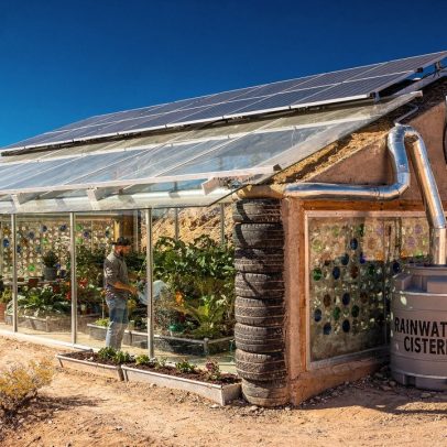 Casas feitas de pneus e garrafas recicladas viram ilhas de conforto no deserto