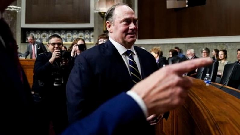 Secretário da Marinha de Trump é demitido por disputa sobre construção naval