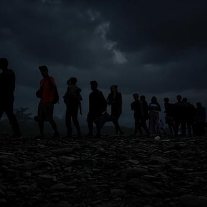Migrantes enfrentam retorno pela América Latina após fechamento de asilo