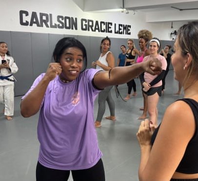 Mulheres de favelas brasileiras aprendem a se defender ante a violência