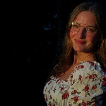 Jovem relata cura de depressão e ansiedade após batismo