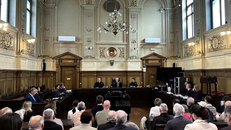 Sessão do Supremo Tribunal da Eslovênia em Liubliana. (Foto: Instagram/vrhovnosodisce)