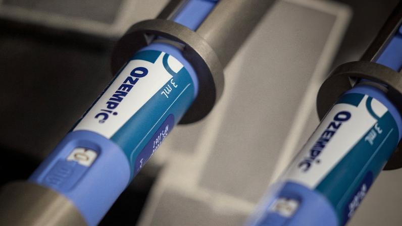Canetas injetáveis Ozempic (3ml) em linha de produção.