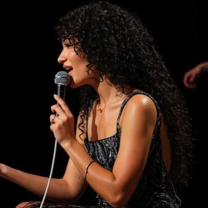 Olivia Dean estreia turnê de arena com show soul-pop elegante e marcante