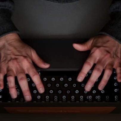 Gangues criminosas lucram com sites de abuso infantil, dizem especialistas