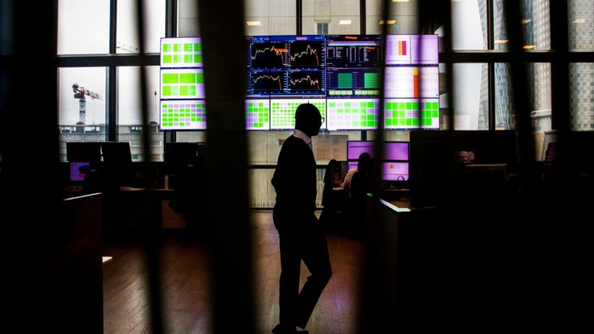 Operadores na bolsa de valores Euronext NV em Paris — Foto: Nathan Laine/Bloomberg