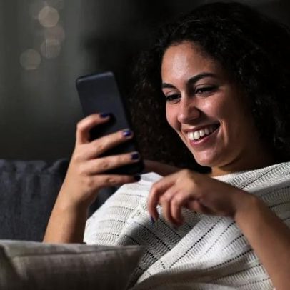Rugas no pescoço por uso de celular surgem mais cedo, gerando nova demanda