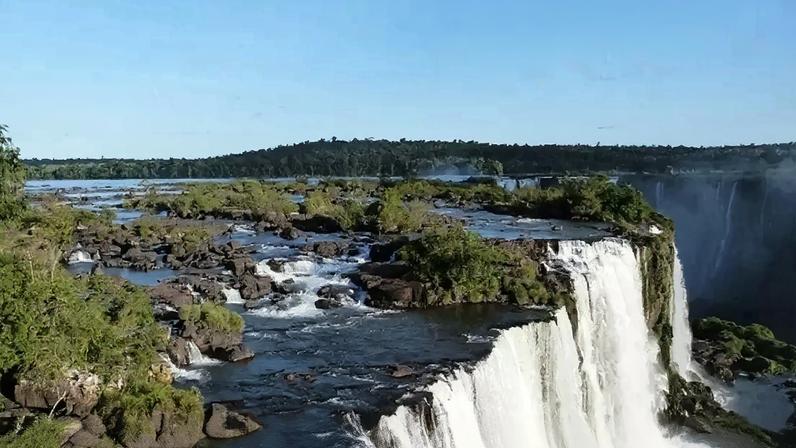 Cataratas e cachoeiras espetaculares iluminam paisagens ao redor do mundo