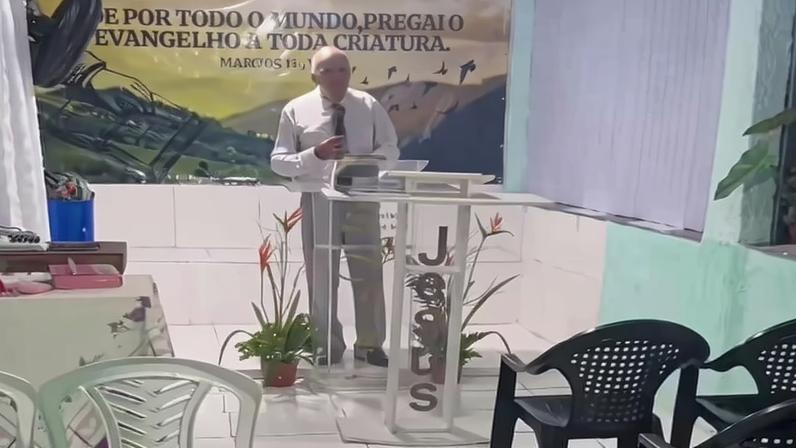 Pastor emociona ao pregar em igreja vazia no Rio: Deus presente