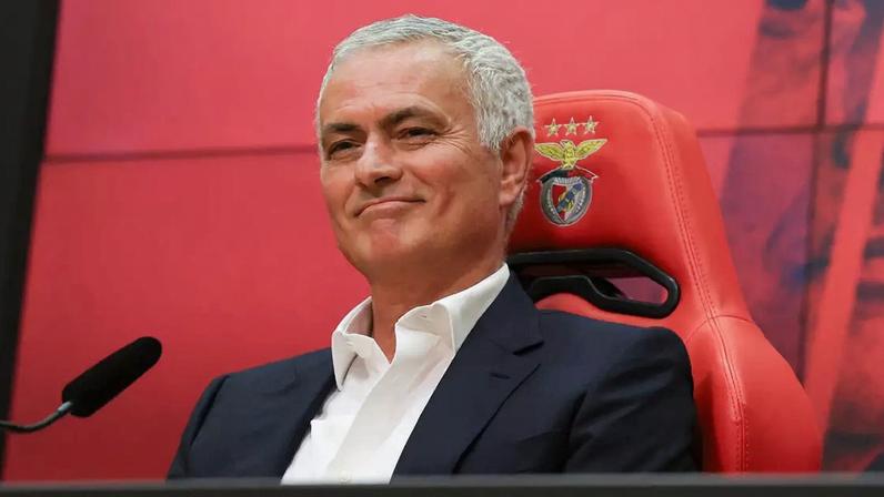 Mourinho dando sua coletiva de imprensa em sua chegada ao Benfica