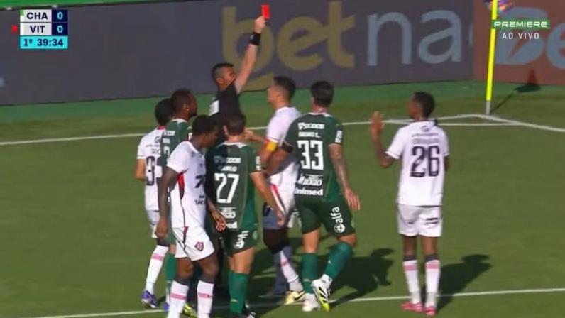 Edenilson é expulso em Chapecoense x Vitória — Foto: Reprodução / Premiere