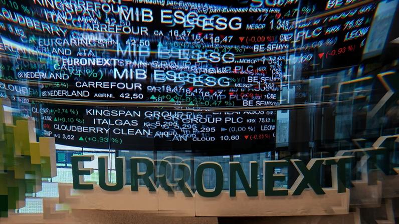 Reflexo de painel de cotações na bolsa de valores em Paris, operada pela Euronext NV — Foto: Nathan Laine/Bloomberg