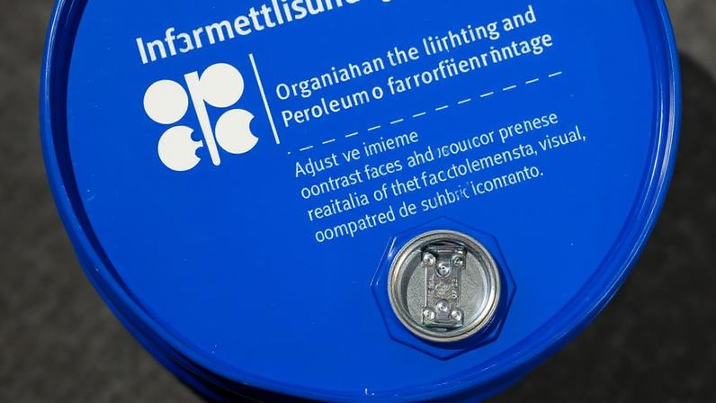 Barril azul com o logotipo e o nome da Organização dos Países Exportadores de Petróleo (OPEP), e uma tampa metálica.