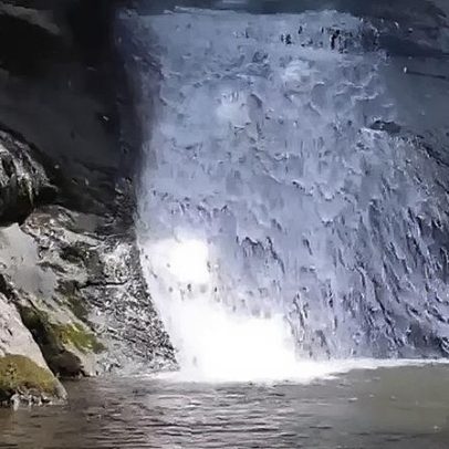Cachoeiras tranquilas atraem visitantes em busca de descanso na natureza
