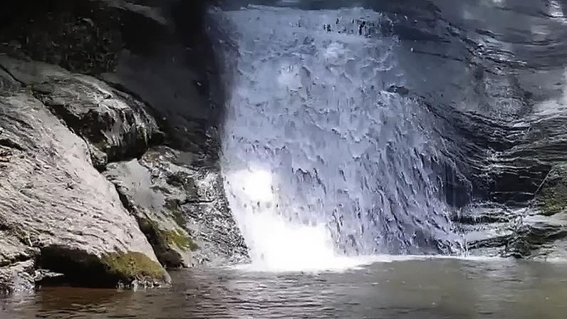 Cachoeiras tranquilas atraem visitantes em busca de descanso na natureza