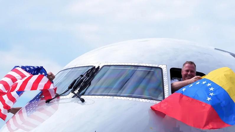 Venezuelan and US flags waved from the cockpit after the flight landed at Simón Bolívar international airport.