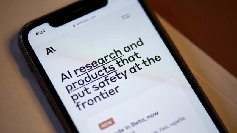 Smartphone mostra site Anthropic.com com a frase "pesquisa e produtos de IA que priorizam a segurança" e a notícia "Claude em Beta".