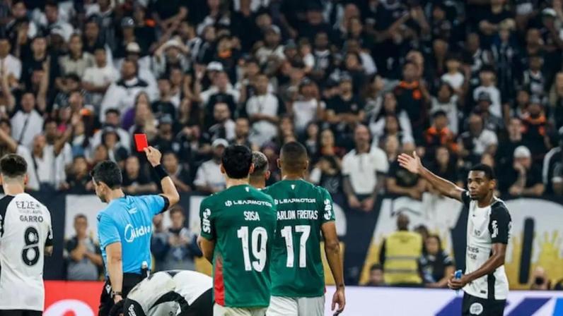 André, do Corinthians, é expulso em clássico com o Palmeiras. Jogador foi um dos atletas suspensos.