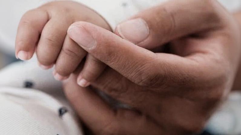 Como cortes na licença parental remunerada nos EUA impactam você