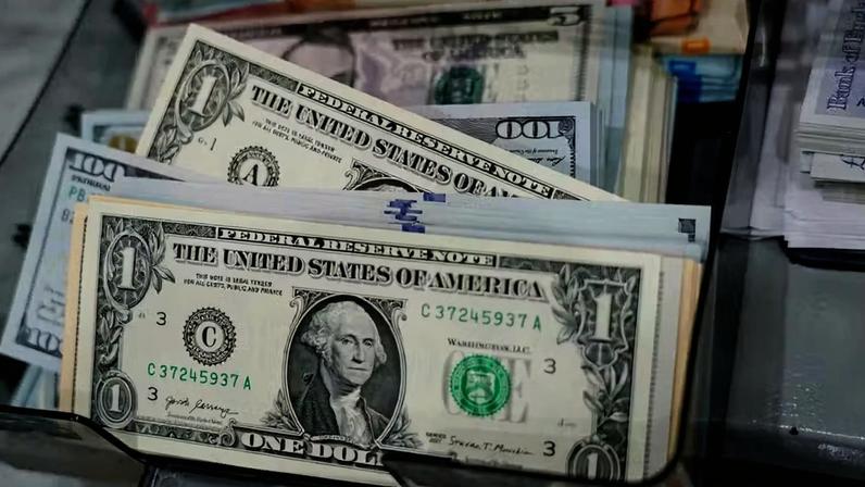 Dólar cai no exterior em pregão volátil, com baixa visibilidade sobre conflito no Oriente Médio — Foto: Toru Hanai/Bloomberg