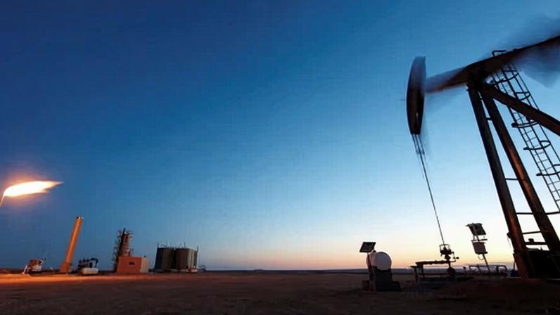 Trump assina memorandos para ampliar produção de combustíveis fósseis nos EUA