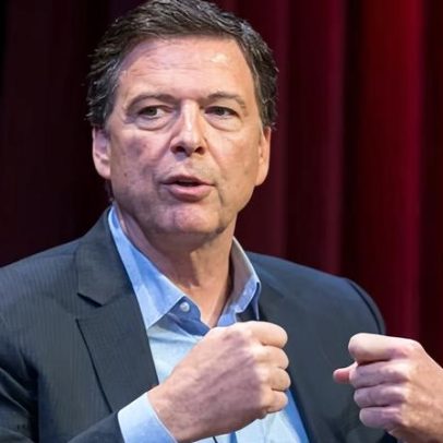 James Comey se entrega às autoridades após indiciamento pelo DoJ