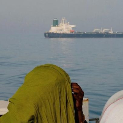 Estreito de Hormuz permanece bloqueado; centenas de navios buscam saída