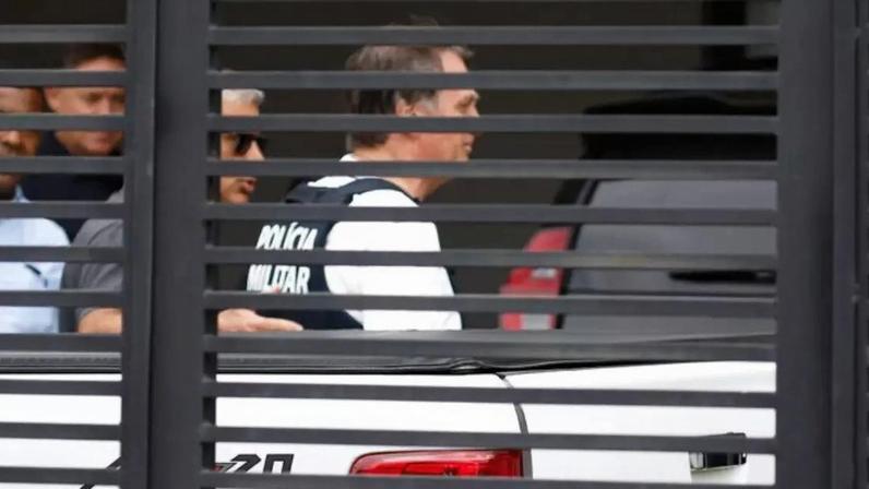 Jair Bolsonaro, ex-presidente da República, está preso em casa, por ordem do STF