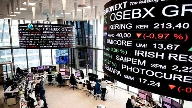 Operadores na bolsa de valores Euronext NV em Paris — Foto: Benjamin Girette/Bloomberg