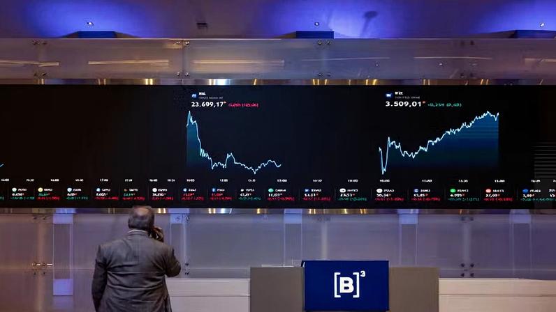 Painéis de cotações na sede da B3, em São Paulo — Foto: Victor Moriyama/Bloomberg