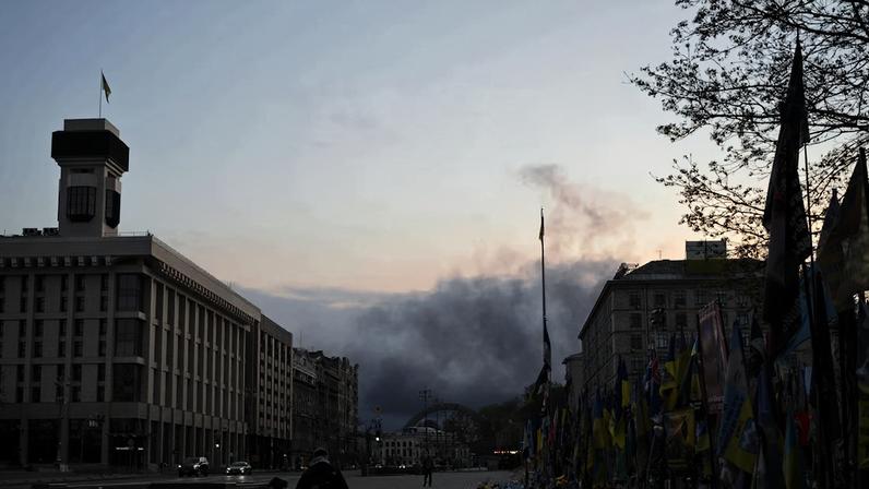 Uma pessoa anda nas ruas de Kiev em 16 de abril de 2026. Neste dia 18, cinco pessoas foram mortas em um tiroteio na cidade.