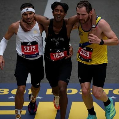 Dupla do Boston Marathon ajuda corredora em dificuldade a cruzar linha de chegada