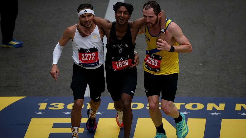 Dupla do Boston Marathon ajuda corredora em dificuldade a cruzar linha de chegada