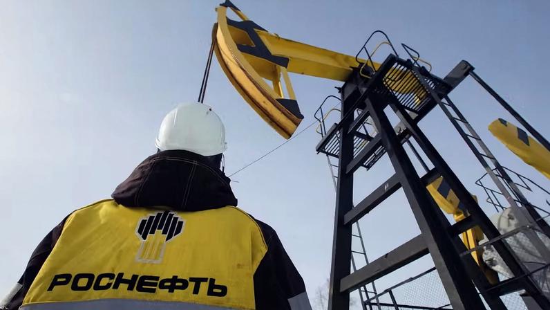 Funcionário da refinaria russa Rosneft — Foto: Andrey Rudakov/Bloomberg