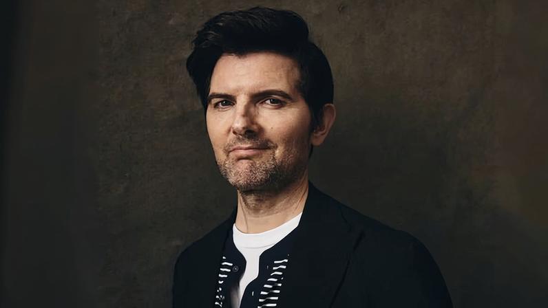 Adam Scott não vê problema em parecer Tom Cruise